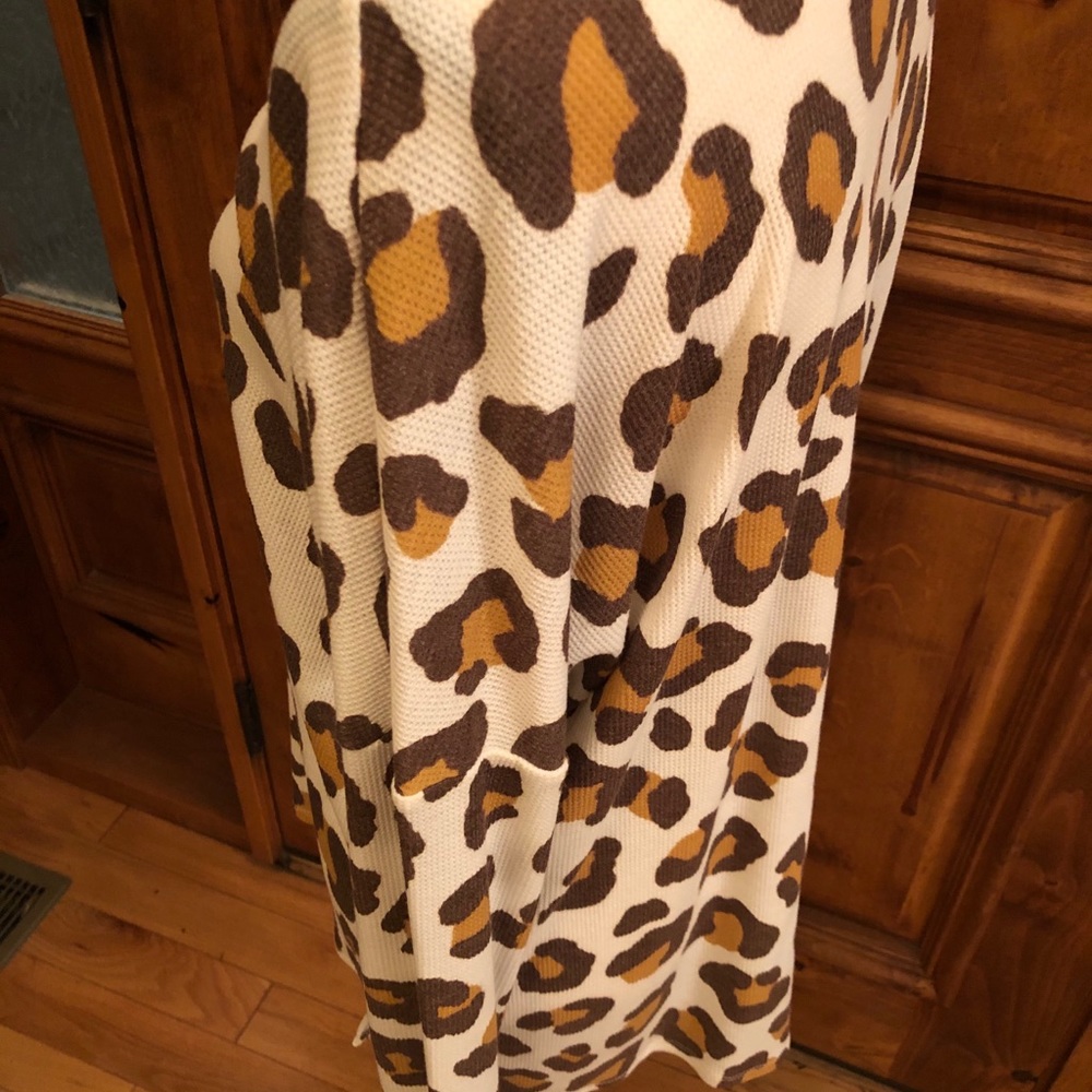 On Trend Leopard Top - Picture 5 of 8